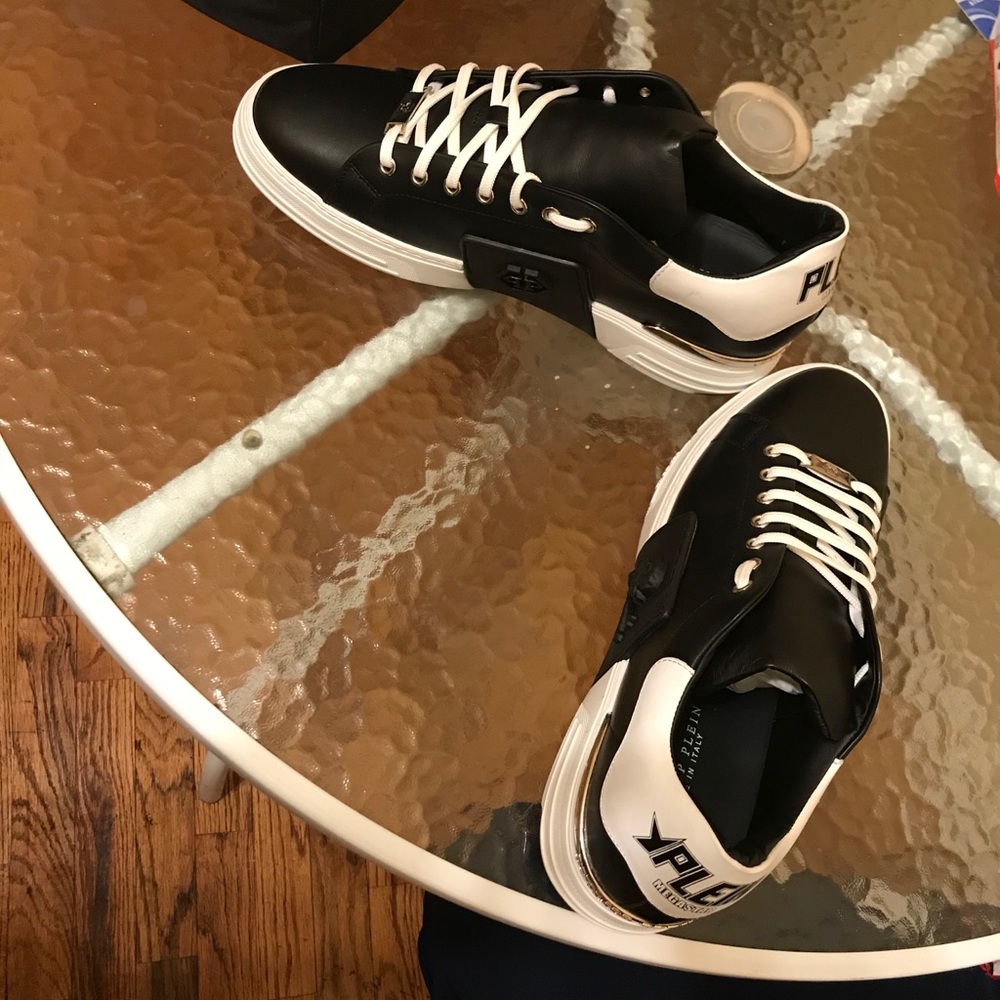 Designer sneaker shoes - Picture 1 of 2